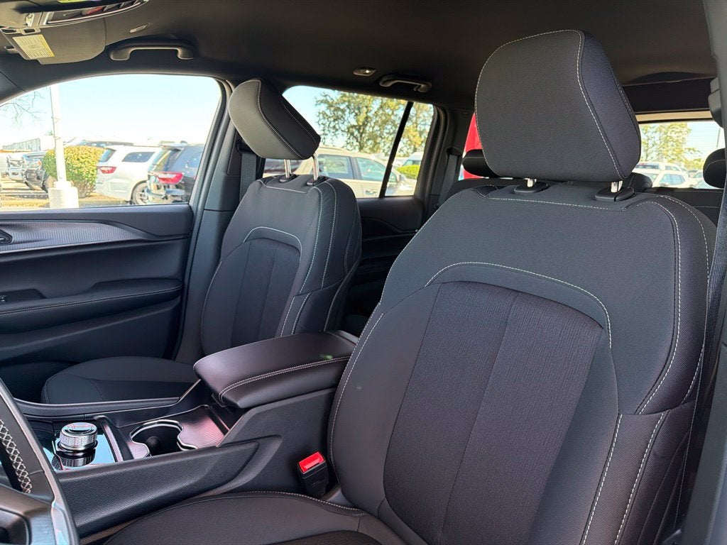 2027 Jeep Grand Cherokee Laredo