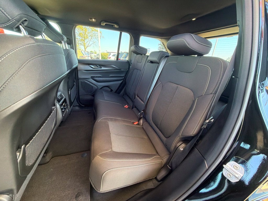 2027 Jeep Grand Cherokee Laredo