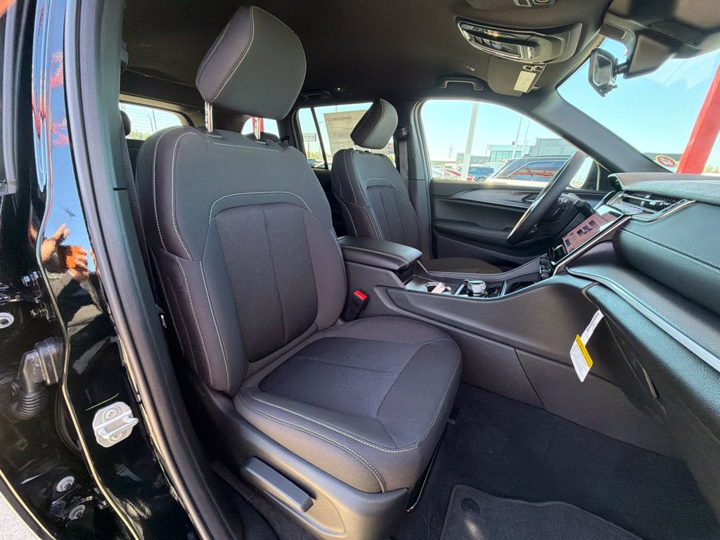 2027 Jeep Grand Cherokee Laredo