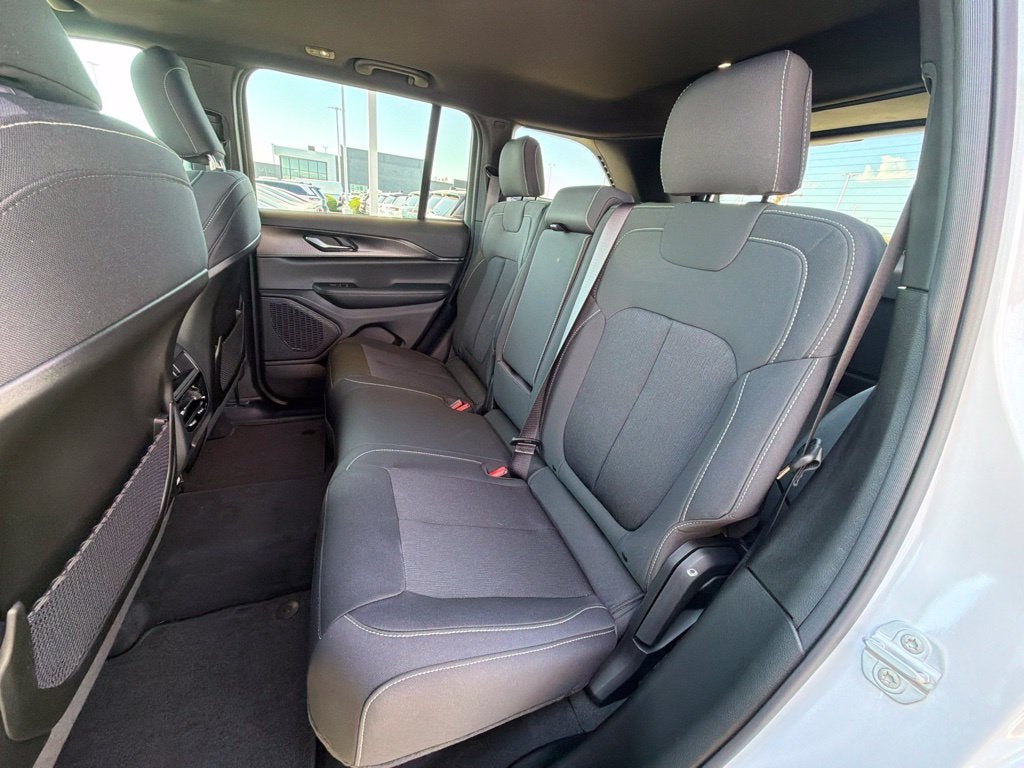 2027 Jeep Grand Cherokee Laredo