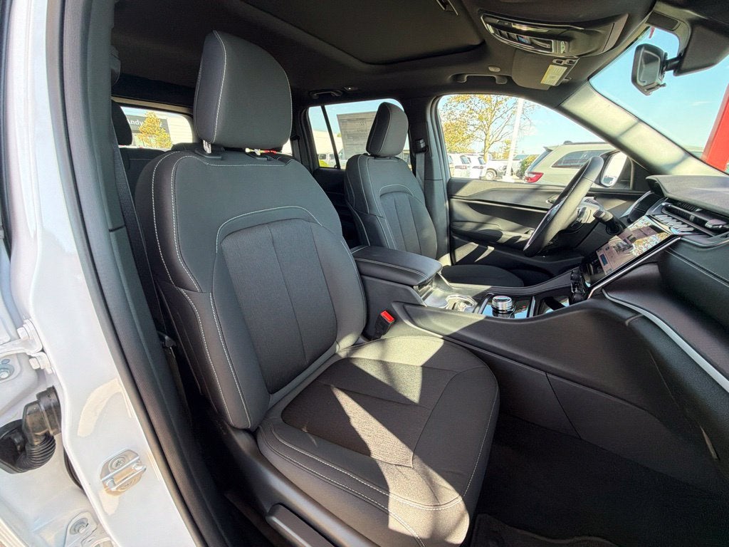 2027 Jeep Grand Cherokee Laredo