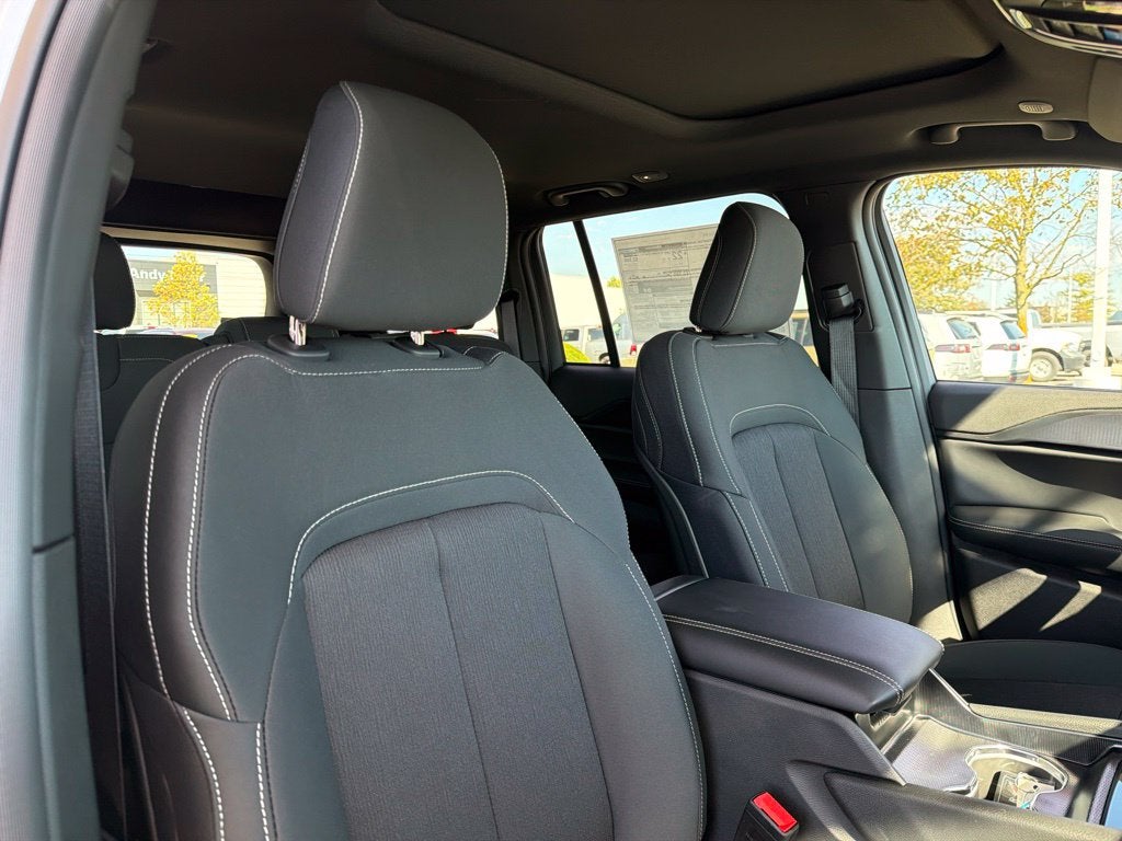 2027 Jeep Grand Cherokee Laredo