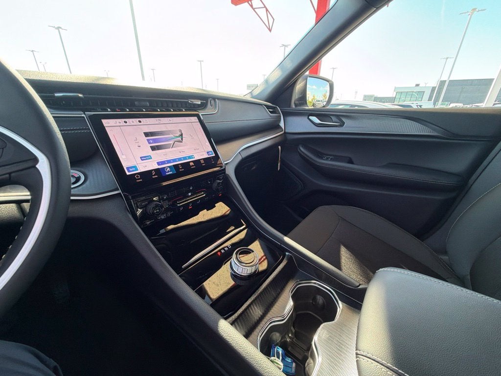 2027 Jeep Grand Cherokee Laredo