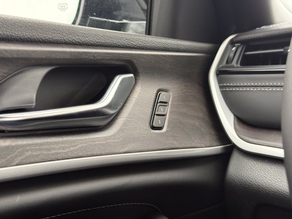 2027 Jeep Grand Cherokee Limited Reserve