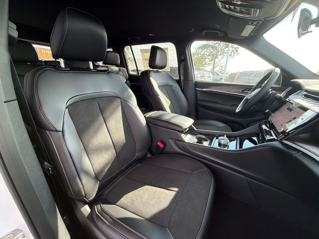 2027 Jeep Grand Cherokee L Laredo Altitude