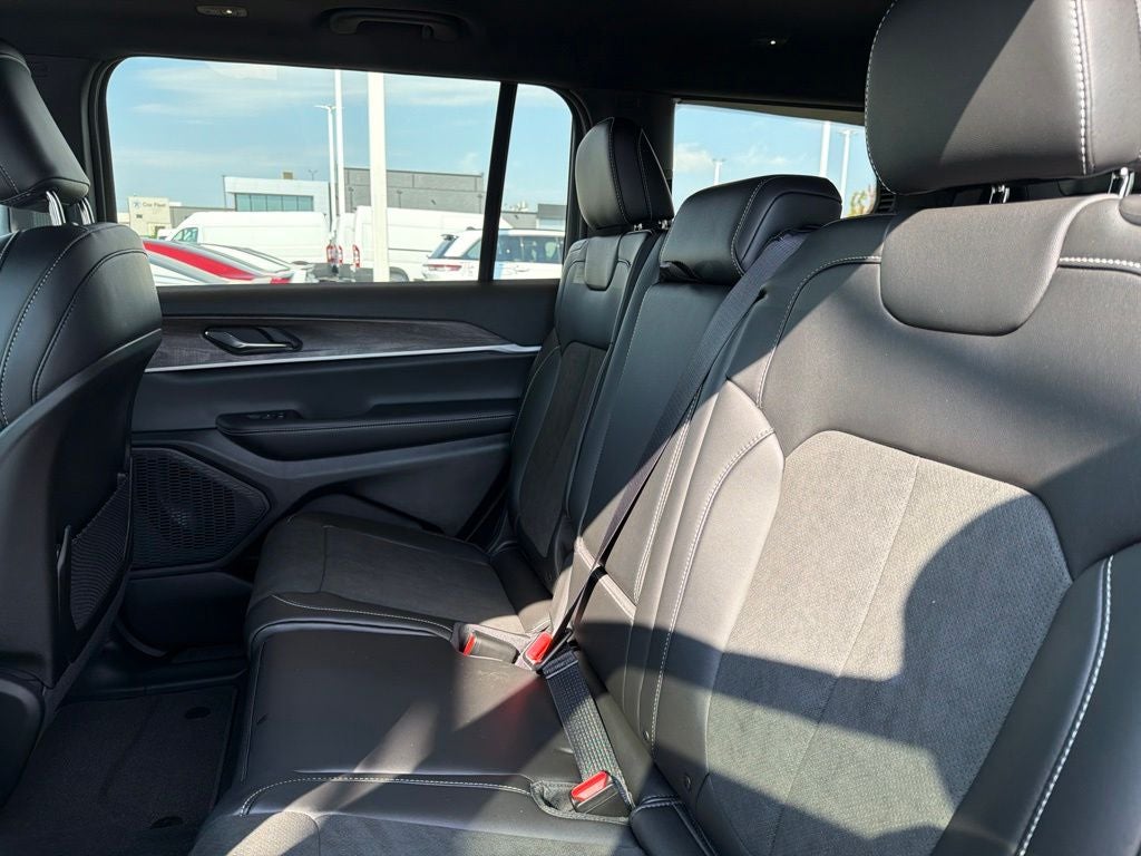 2027 Jeep Grand Cherokee L Laredo Altitude
