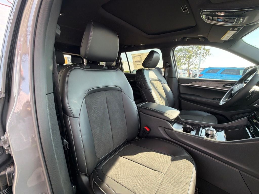 2027 Jeep Grand Cherokee L Laredo Altitude