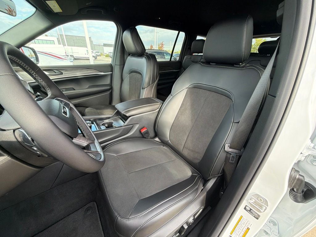 2027 Jeep Grand Cherokee L Laredo Altitude