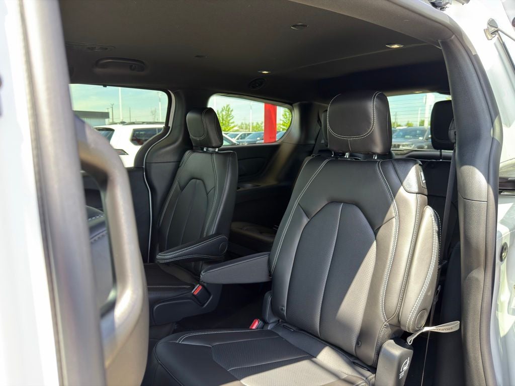 2027 Chrysler Pacifica Select