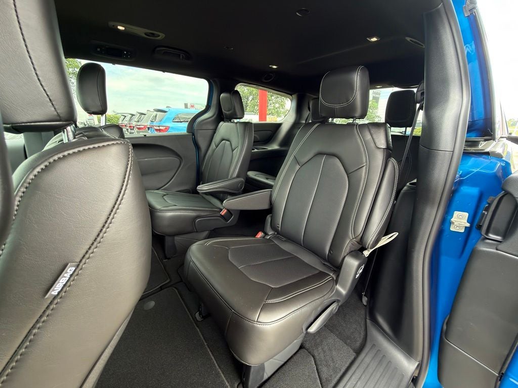 2027 Chrysler Pacifica Select