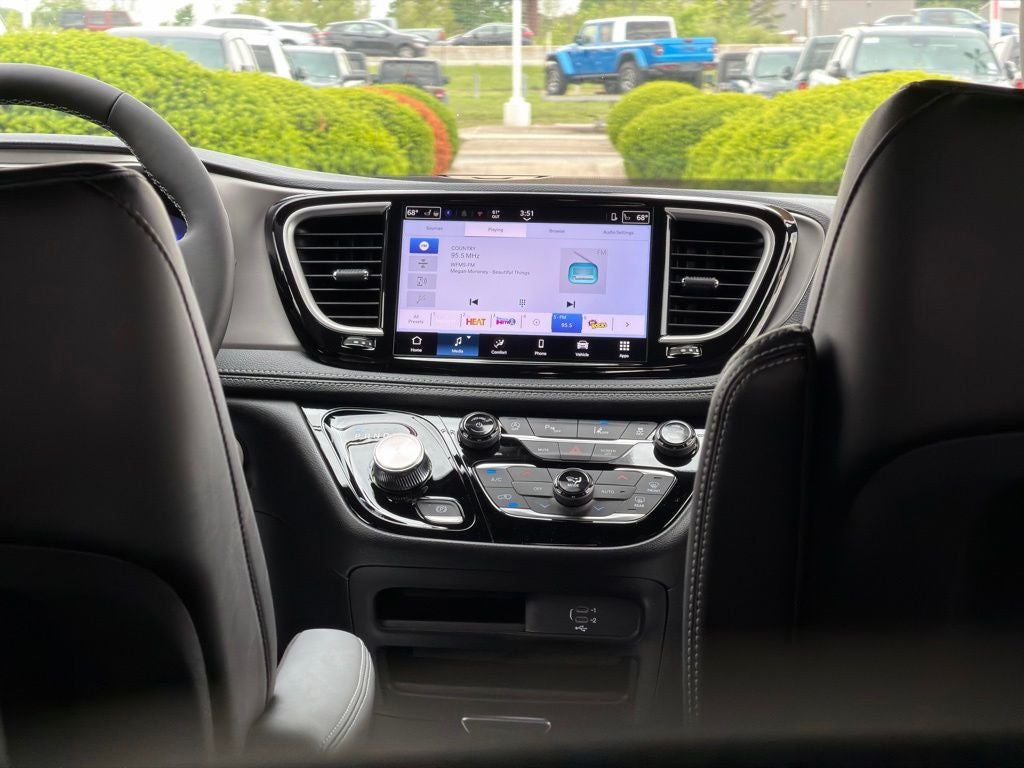 2027 Chrysler Pacifica Select