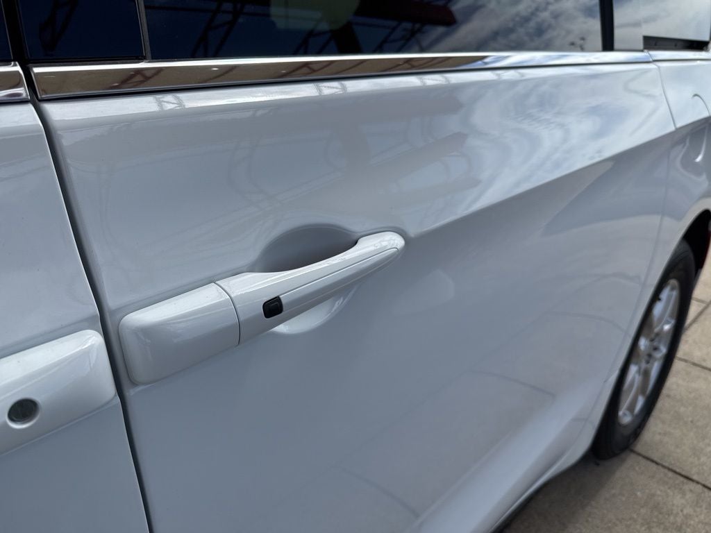 2026 Chrysler Voyager LX