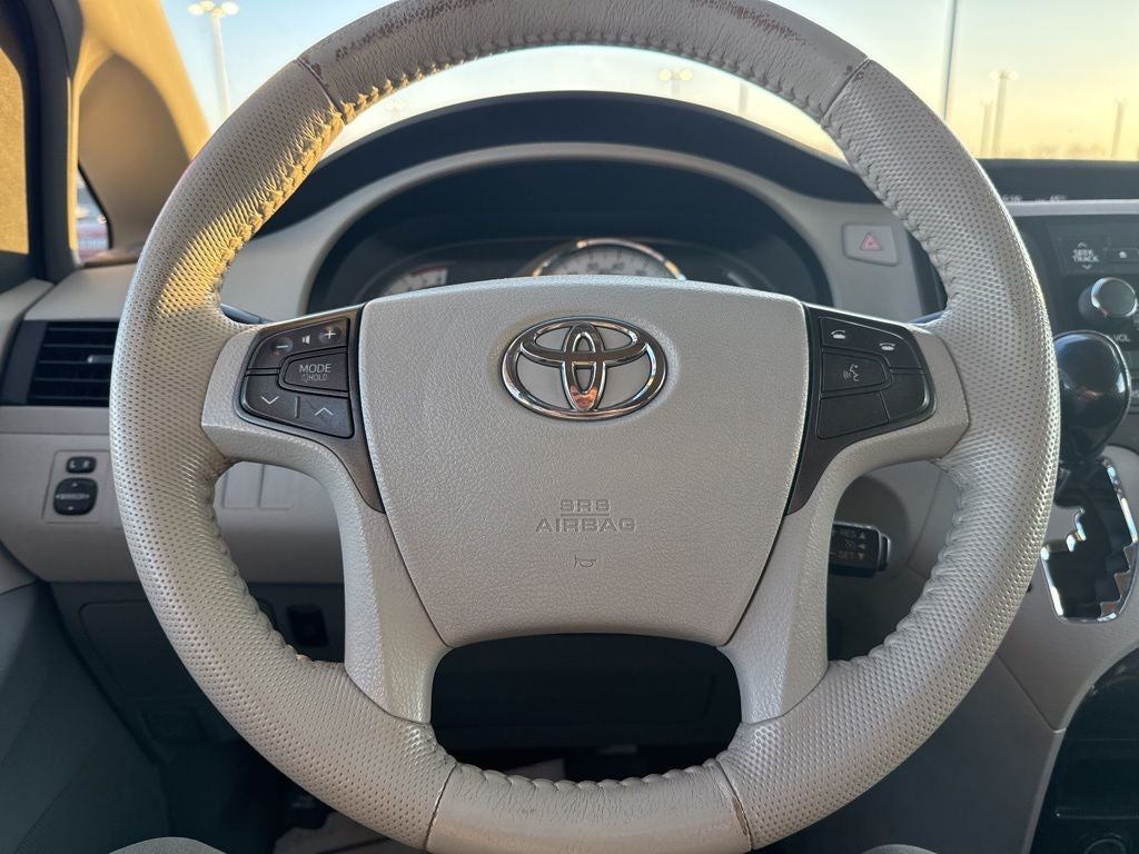 2014 Toyota Sienna SE 8 Passenger