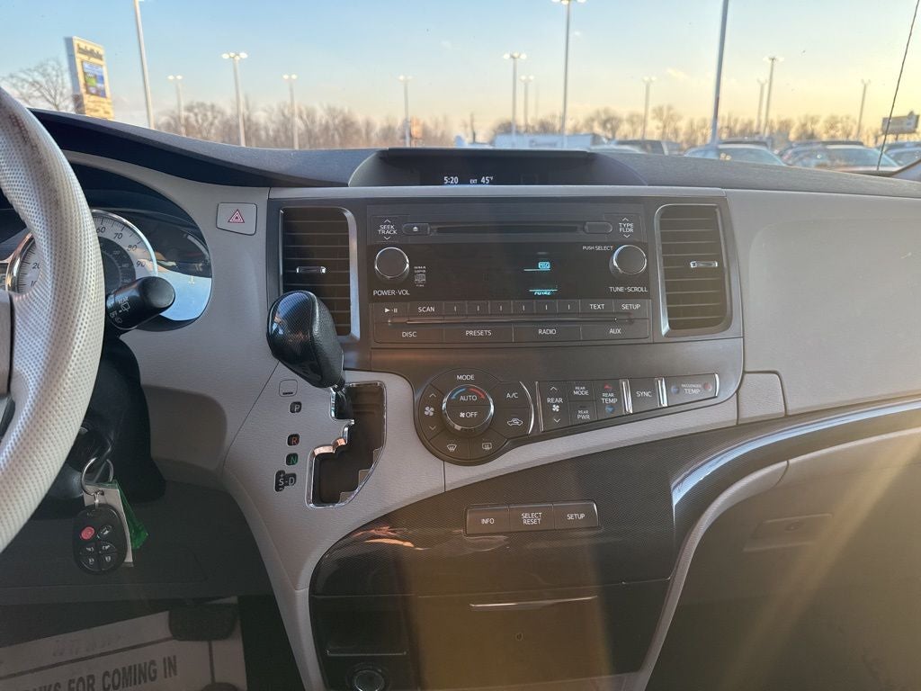 2014 Toyota Sienna SE 8 Passenger