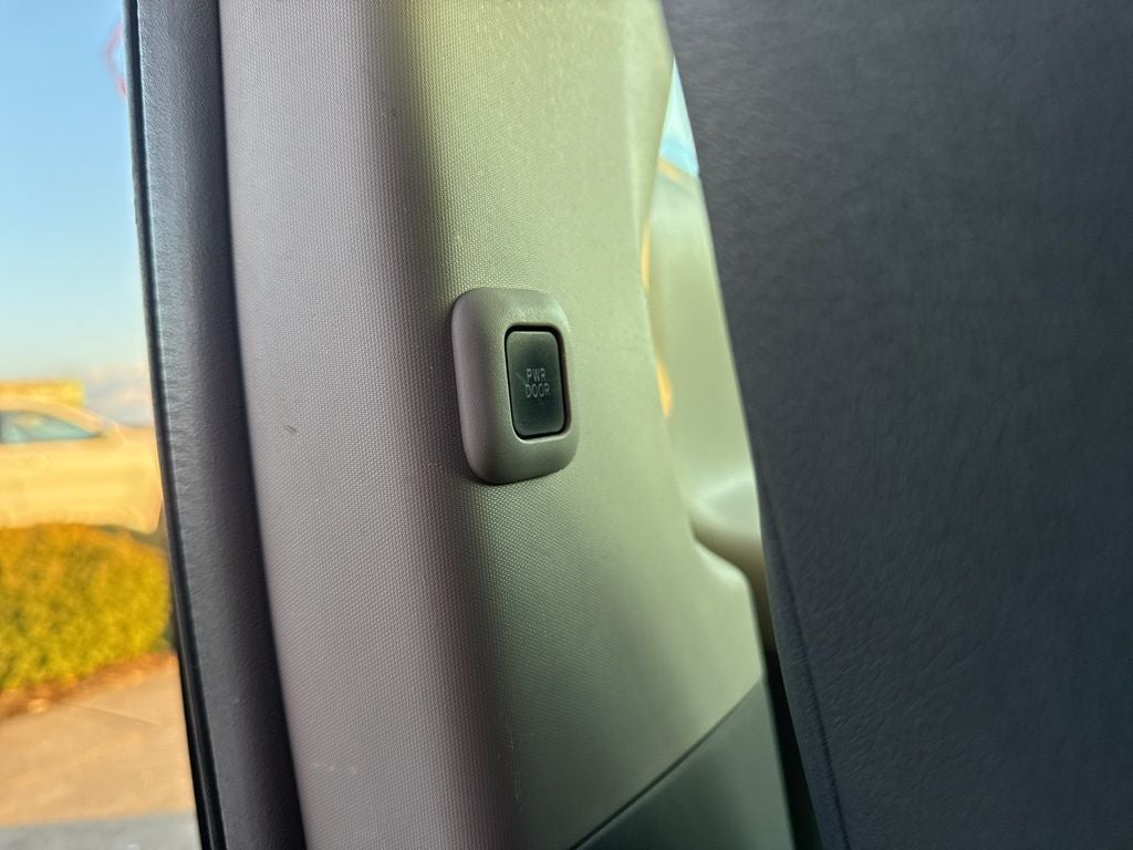 2014 Toyota Sienna SE 8 Passenger