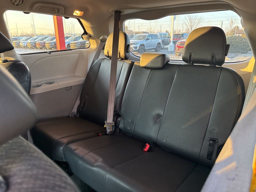 2014 Toyota Sienna SE 8 Passenger