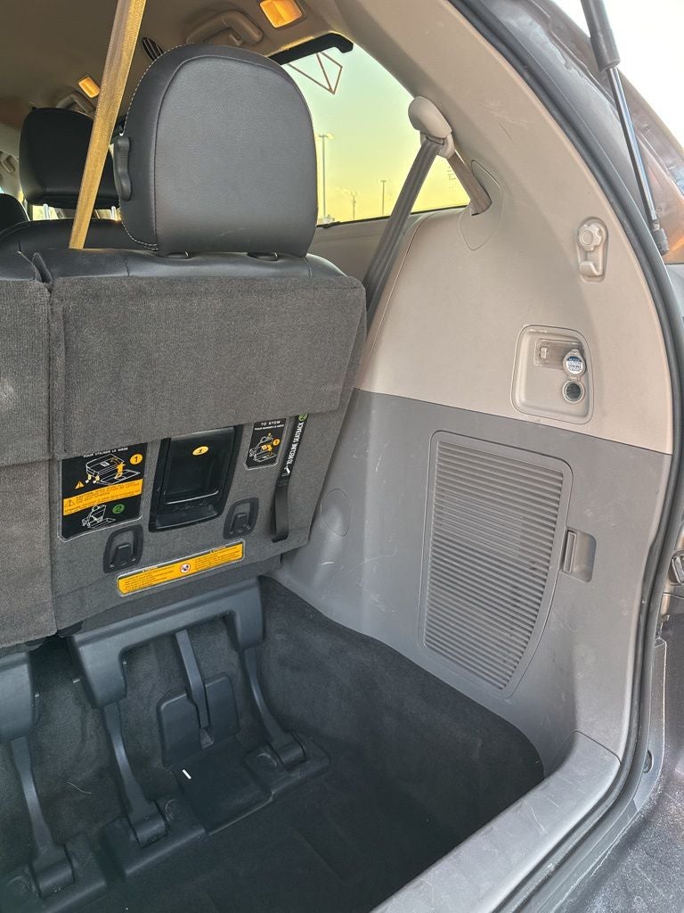 2014 Toyota Sienna SE 8 Passenger