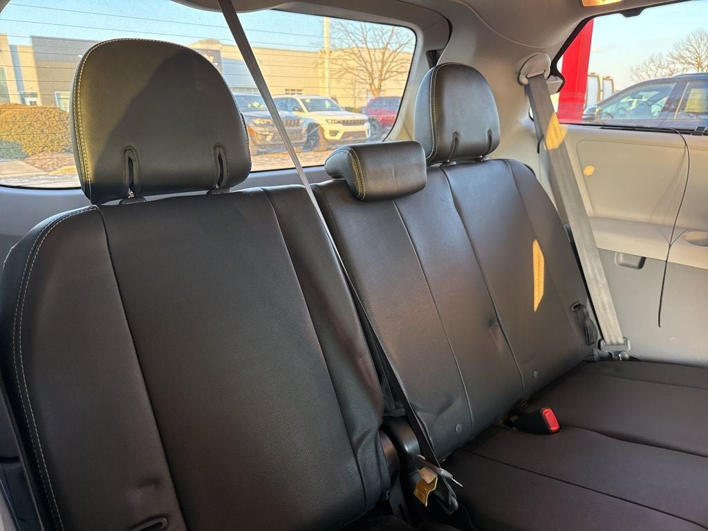 2014 Toyota Sienna SE 8 Passenger