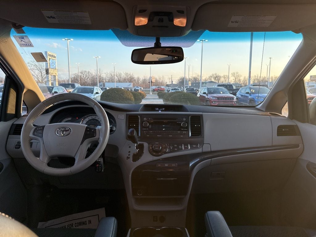 2014 Toyota Sienna SE 8 Passenger