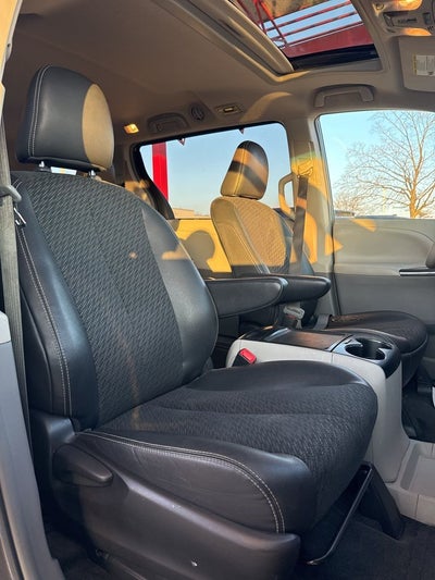2014 Toyota Sienna SE 8 Passenger