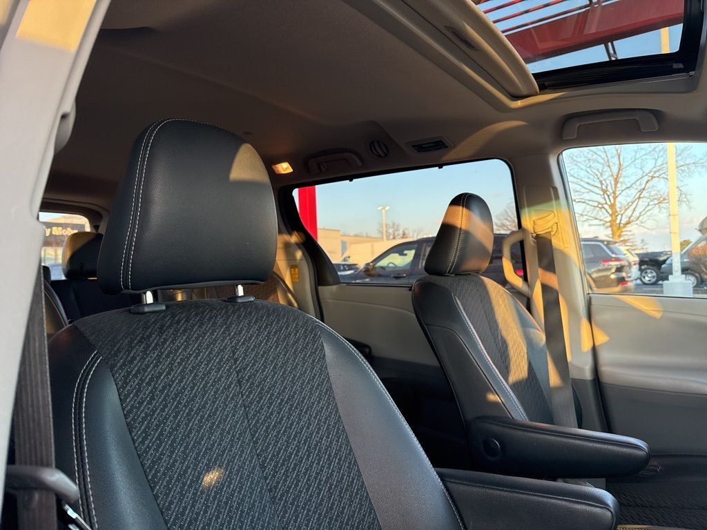2014 Toyota Sienna SE 8 Passenger