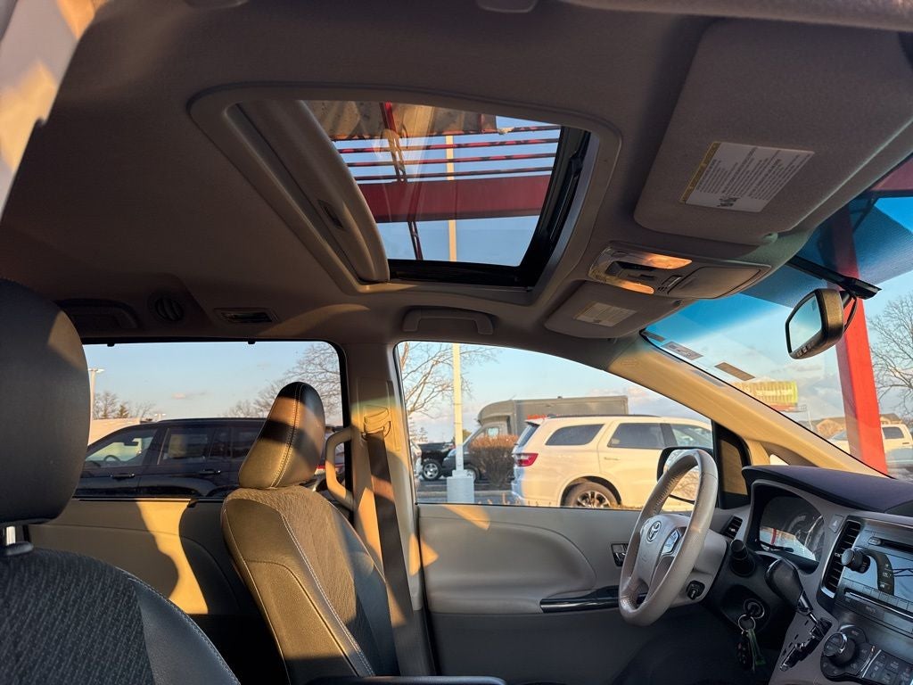 2014 Toyota Sienna SE 8 Passenger